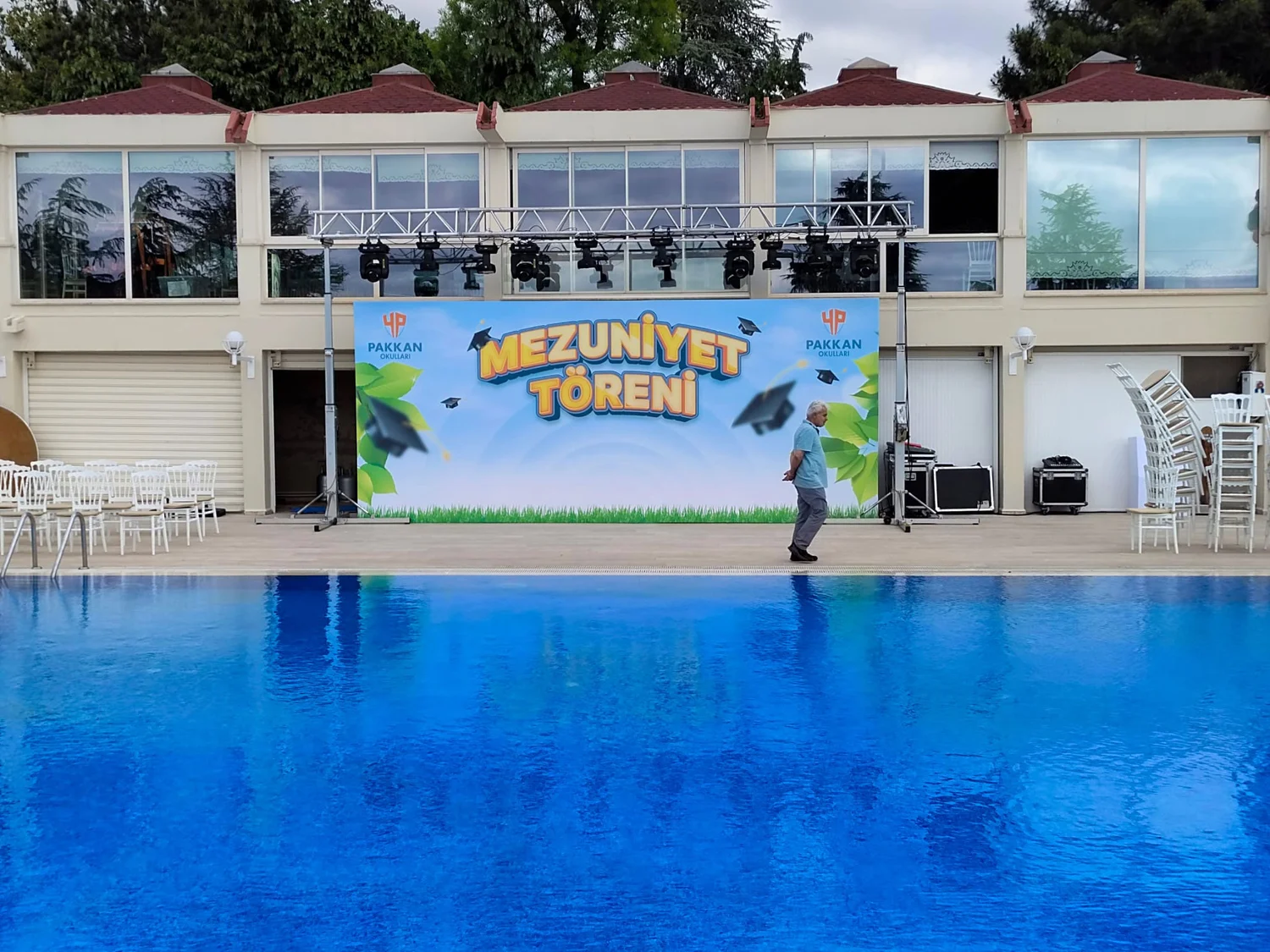 Mezuniyet sahnesi arka fon uygulaması — yapılan işten örnek; ölçü temsili değildir.